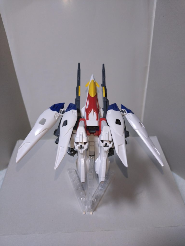 エピオンは両足首が機首になりますが、こちらはもとのウイングゼロと同じく、シールドが機首です。
