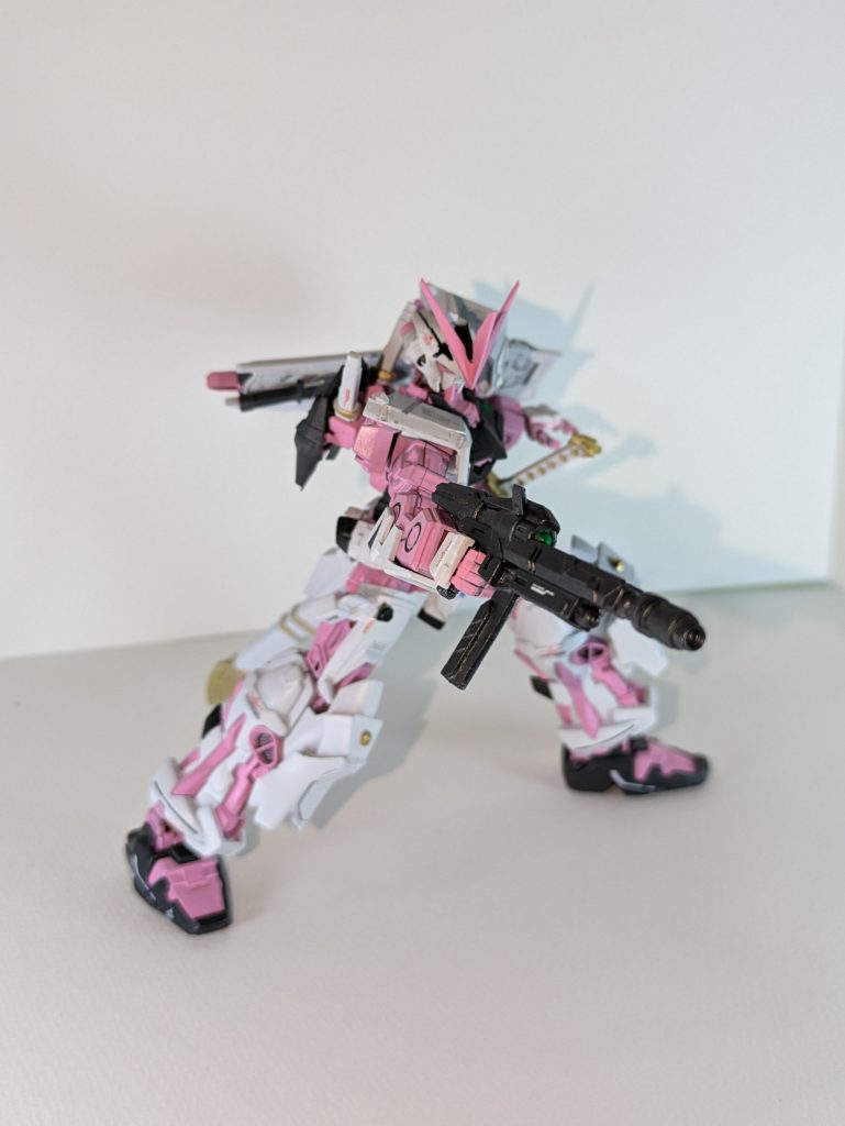 73式ビームライフルアストレイのビームライフルのアップグレード版です。本来はコネクタに接続してビームを打ちますが、バッテリーの都合上Eパック方式に変更しています。