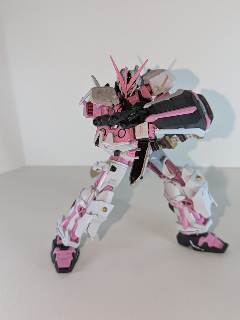 対MS剣 ソードブレーカー対MS用の小型の実体剣です。西洋のソードブレーカーの形をしており、日本刀程の薄い刃なら容易に破壊が可能です。また、刃が高速で振動しており容易く相手の装甲を貫く事が可能です。 