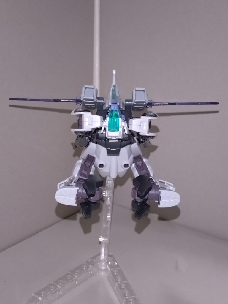 【概要】シュバルゼッテをもとに、やや単純な改造により誕生した、大和麻弥のガンプラ「グラウファルケ」。その最大の特徴となるのが、何と言ってもMA形態への可変機構である。