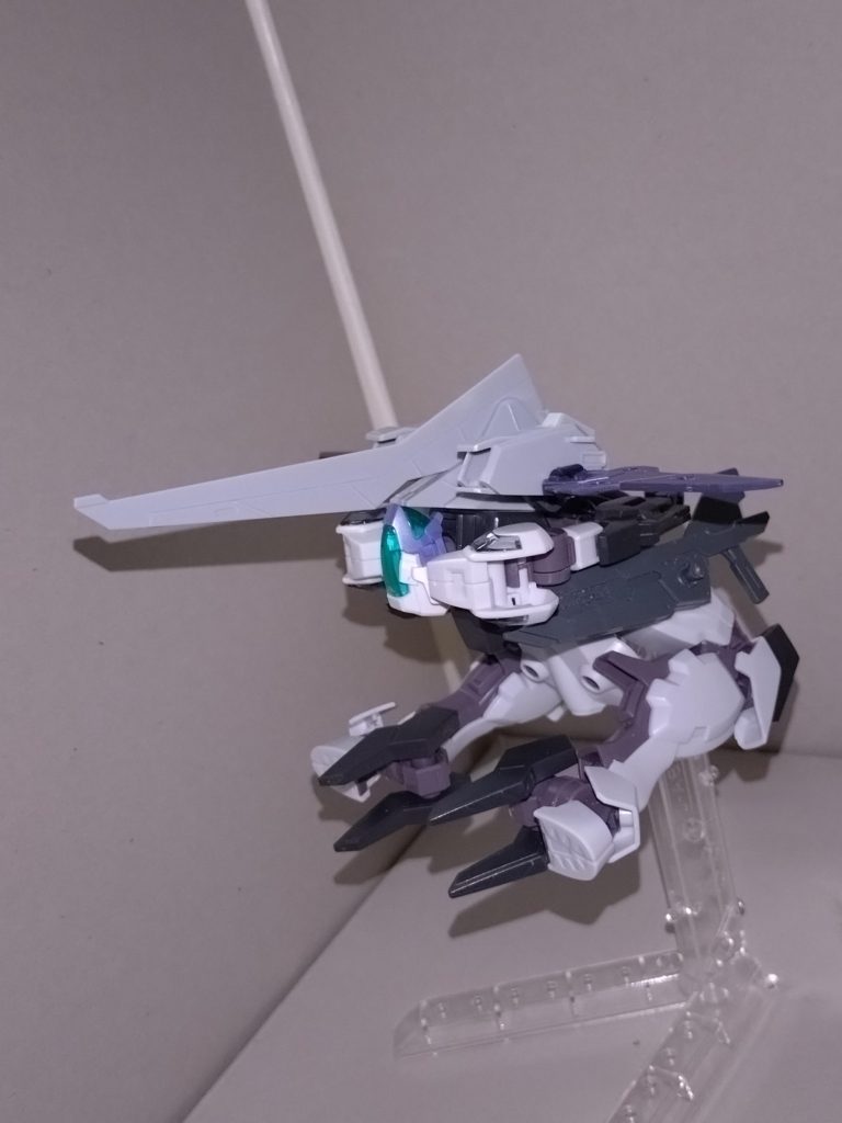 麻弥によると、MA形態は宇宙世紀作品におけるガザシリーズを参考にしたといい、ガザシリーズ特有の装備「ナックルバスター」こそないものの、ツインシザーライフルによる射撃、両足首のクローによる格闘戦能力の底上げぶりは、まさしくアドステラ版ガザDと言うべきか。