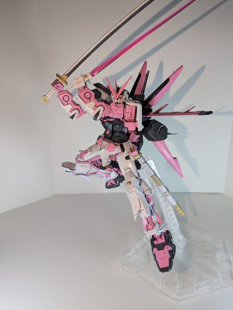 72式ビームサーベル×2本来のアストレイのビームサーベルより出力が上がっています。本機はバッテリーが改善されているので長時間の使用が可能です。