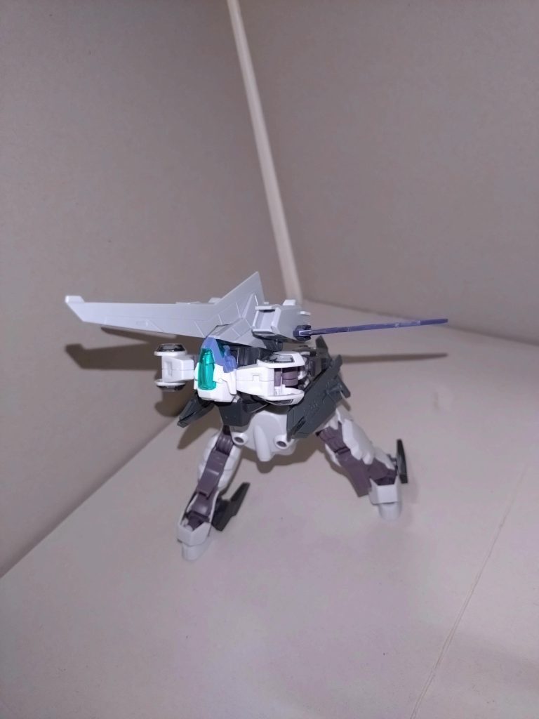 足首を90°回転させ、カカトを下ろし、最後に両膝を曲げる