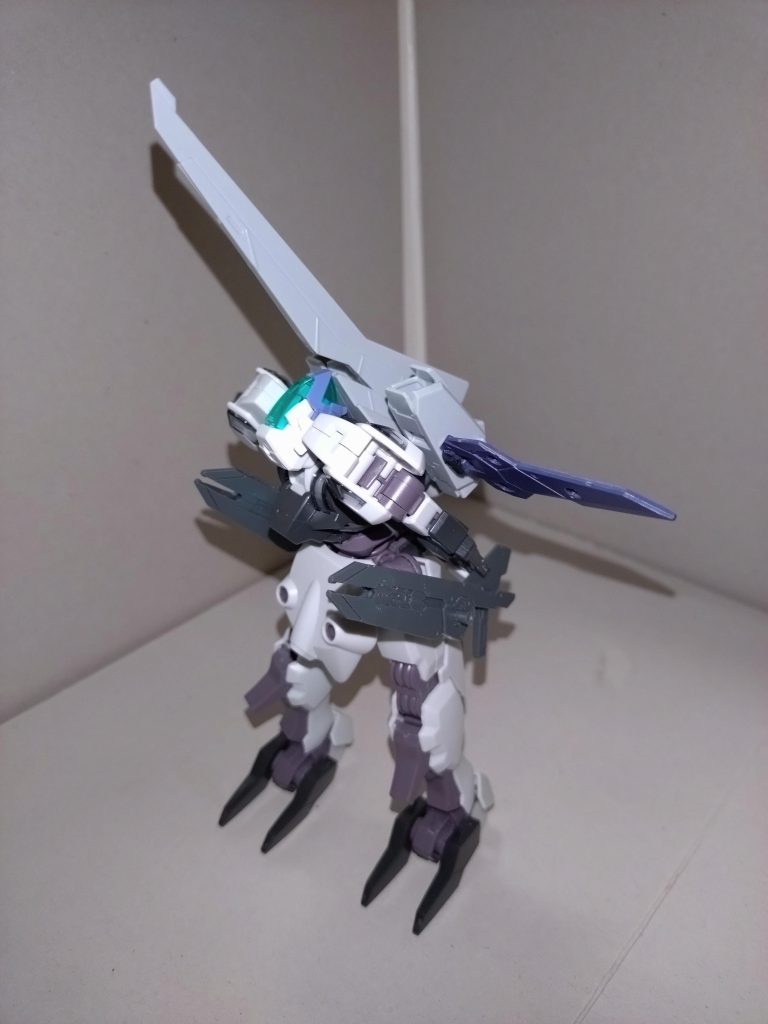 主翼を倒し、メインスラスターブロックの下へ両腕を入れる