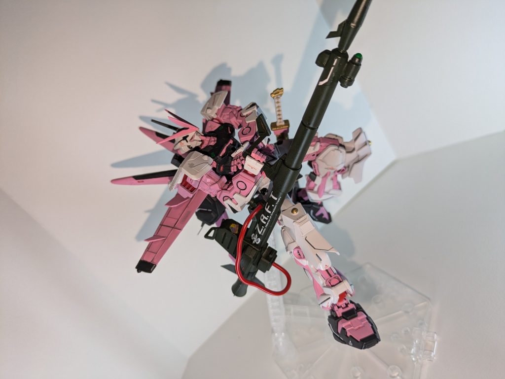 対要塞・戦艦用高出力ビームライフルカートリッジ式のビームライフルです。弾数は4発で確実に要塞や戦艦を破壊するためかなり高出力ですが、反動が大きいためスラスターをフルで使わないと腕が吹き飛びます。