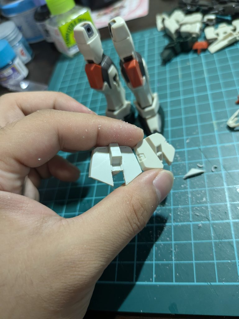 制作工程ですが最初に後スカートの手直しから入りました画像の通りダガーLの腰を切ってバスターに近づけてます