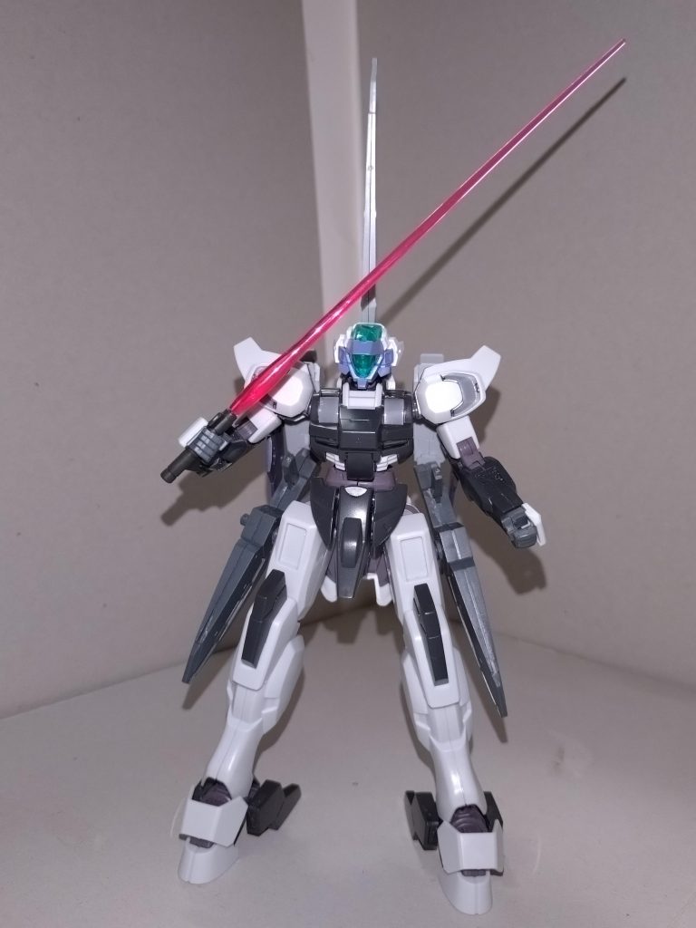 ビームサーベル膝裏に格納され、麻弥の戦闘スタイル上、二刀流が基本となる。