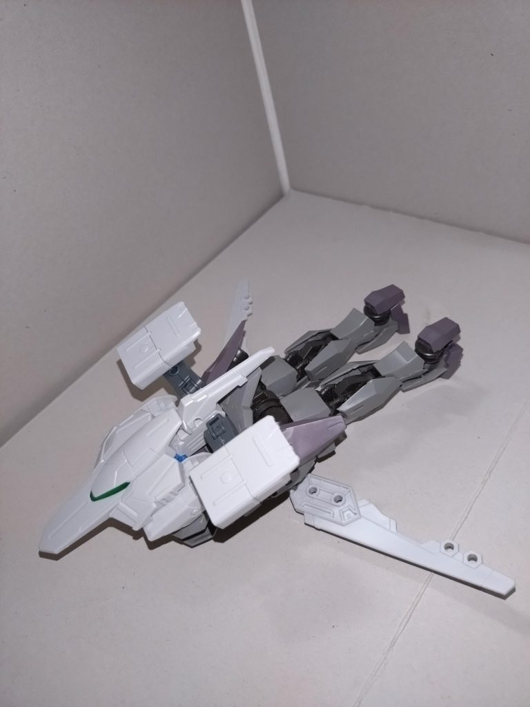 腰部スラスターを画像の位置にずらす肩アーマーを残して両腕を下ろすミサイルランチャーを画像の位置に下ろす両膝を曲げて完成