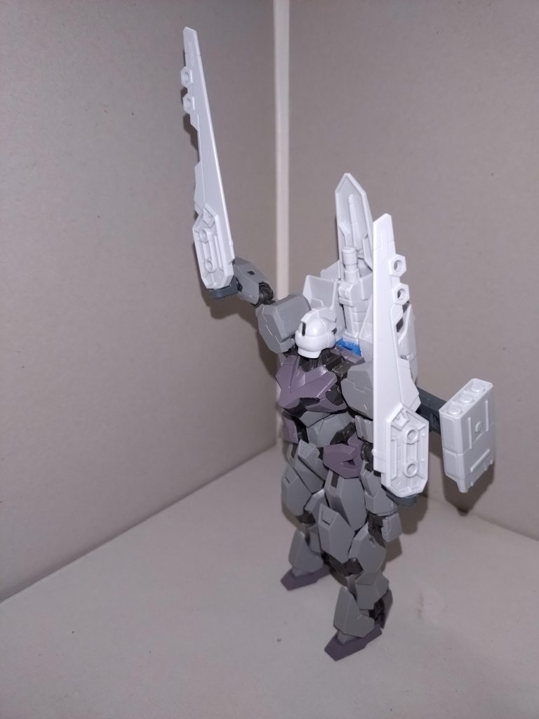 頭部を180°回転させ、両腕を肩アーマーごと跳ね上げるウイングディフェンダーを画像の位置まで回す