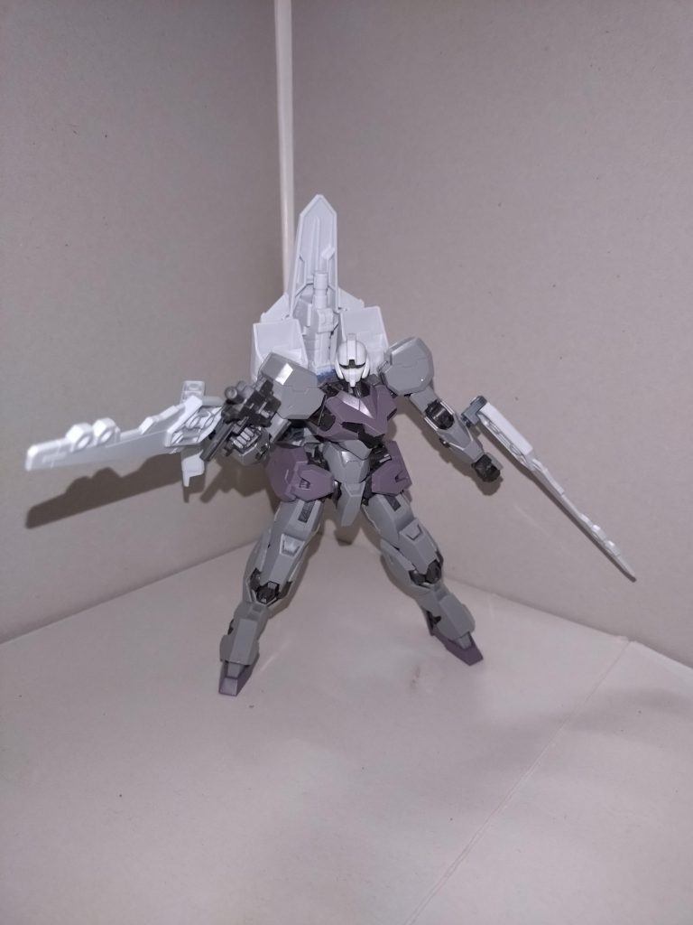 主な武装は背部誘導プラズマ砲、ビームカービン、ビームサーベル(×2)、3連装ミサイルランチャー(×2)、ウイングディフェンダー(×2)である。