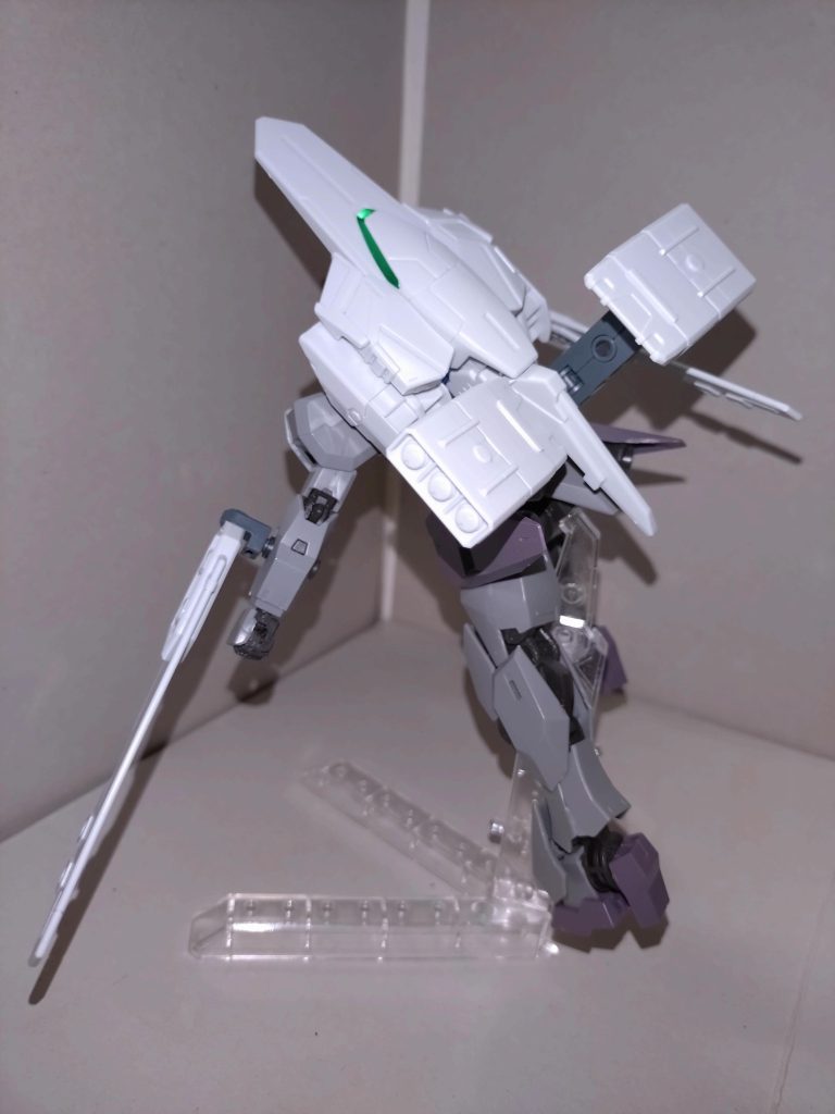 ミサイルランチャー背部に装備され、180°射角を変えられる。接続アームにはさらにハードポイントがあり、ビームガン、テールランスなどを追加装備することもしばしば。燐子「バックパックに接続ピンを接着する作業で時間を割いたので、ここまではさすがに塗れませんでした」