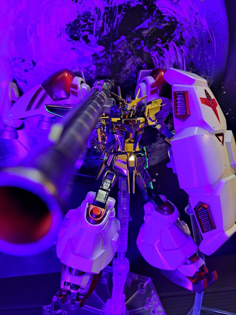 ゼウスシルエットに憧れてとりあえず「ソロモンよ、私は帰ってきた!」ポーズ。かなり前に製作したガンダム試作2号機(ゲージはきちんと削れていないは乱雑に置かれて中破状態だわ)を使用。背面のプレキシブル・スラスター・バインダーは、1/144スカルウェポン(ガンダムビルドファイターズ)を使用して装着。膝から下は、試作2号機の足と交換。本当はアカツキの足の上に被せるようにしたかったけど、改造の腕前が無いので・・・ゼウスシルエットのカラーに近い感じで塗装しました。