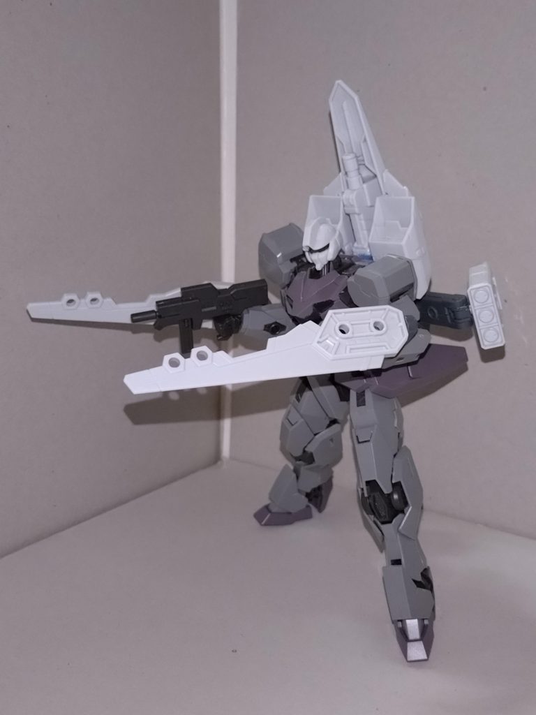 ウイングディフェンダー(前方)主翼を兼ねた、対ビームコーティングを施されたシールド。 ビームカービン(奥)ベース機になったガンヴォルヴァと同じ装備。