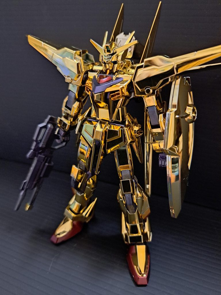 塗装は目とセンサー、黒色パーツと赤色パーツだけ。金メッキには塗装やシール類はしません・・・怖くて出来ませんでした(泣)