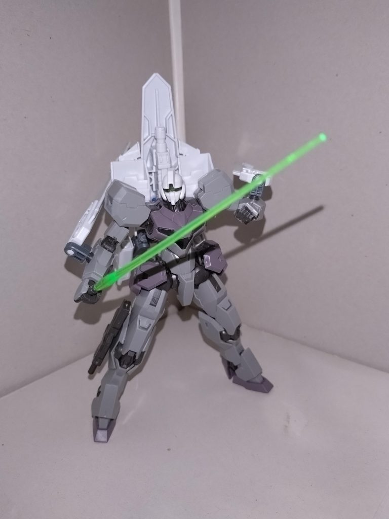 誘導プラズマ砲(奥)X252フォビドゥンと同様、ビームを曲げて敵機を攻撃する。ただし口径が小さいぶん威力がフォビドゥン用に比べ低いだけでなく、MA形態ではビームを曲げられない。 ビームサーベル(前方)ジムヴォルヴァと同じ装備。アーク化にともない、二刀流で使うことが多くなった。