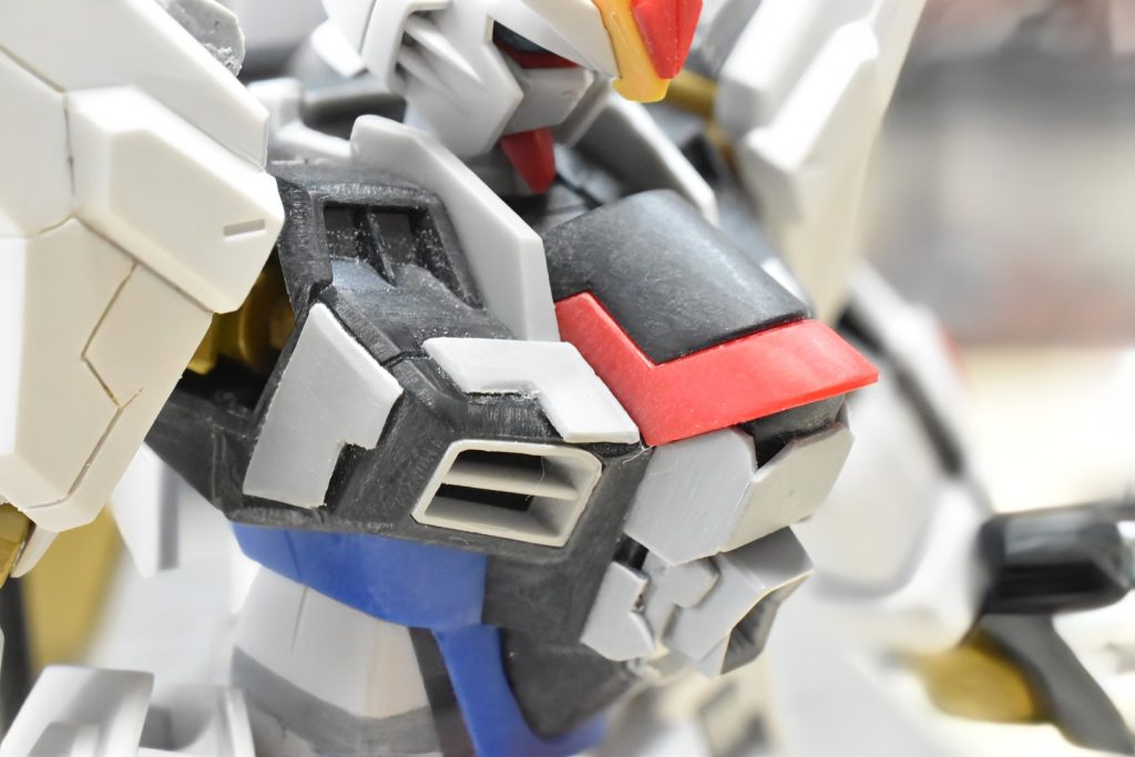 トヴァシュトリ超高インパルス砲は、ビルダーズパーツに置き換え、周辺装甲もディテールを追加。胴を2mm延長。