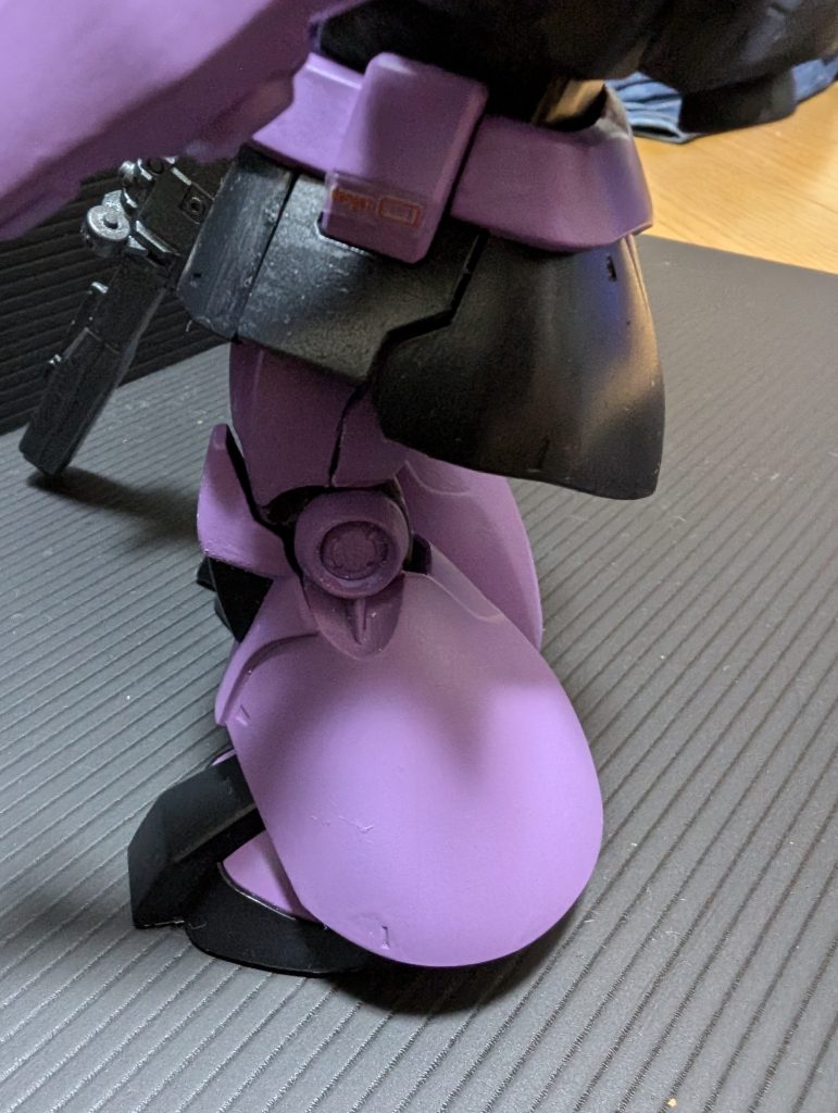 後ハメ加工なしで合わせ目消し後に太ももを左右逆に組んでいることがわかりフトモモのディテールからケガキ針で前後分割して組み直しました·····同じ事をまたしないように戒めとしてあえてスキマ残しています笑