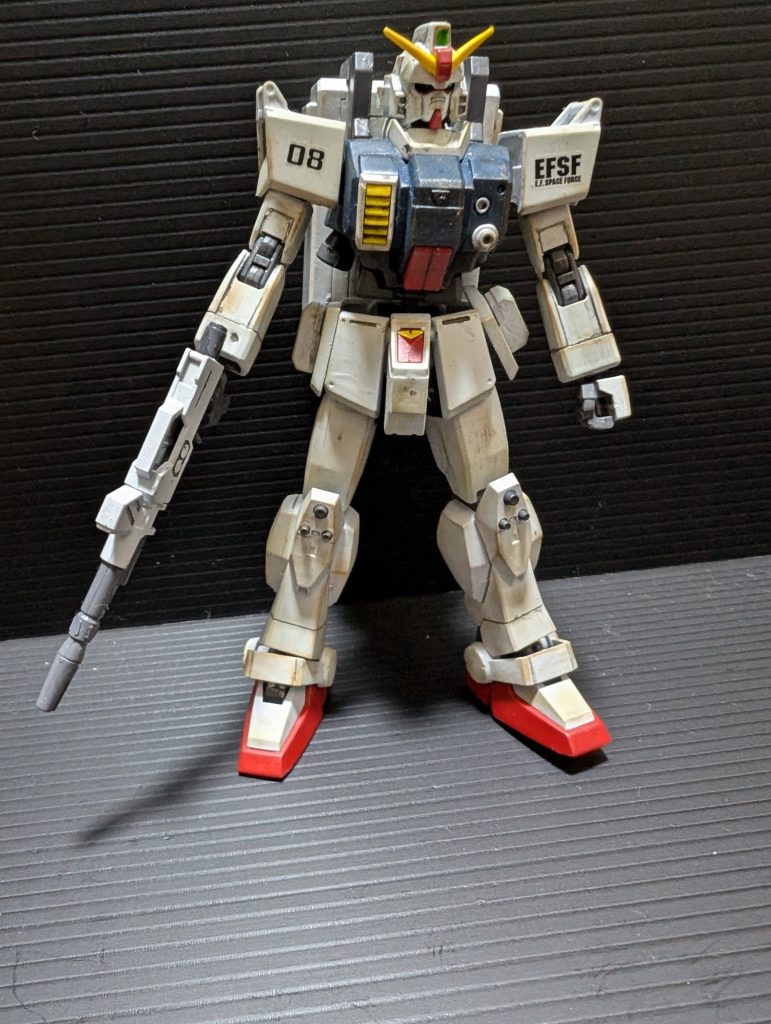 腕の合わせ目消し後にポリキャップ組み忘れに気づき、シールドは持たない仕様になってます。いくつか弾痕つけたかったが方法が思いつかなかったので、犬歯で噛みました。ある意味リアルな凹みに😅