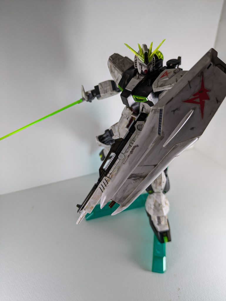 ビームサーベルのエフェクトは付属していませんでしたが余ってたパーツを少し加工してつけています 