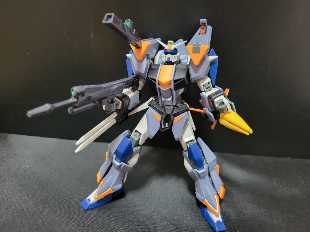 肩のギミックには驚きました。右肩にビーム砲、左肩にミサイルとビームサーベルを収納するのはアサルトシュラウドのリスペクトで感動しました。