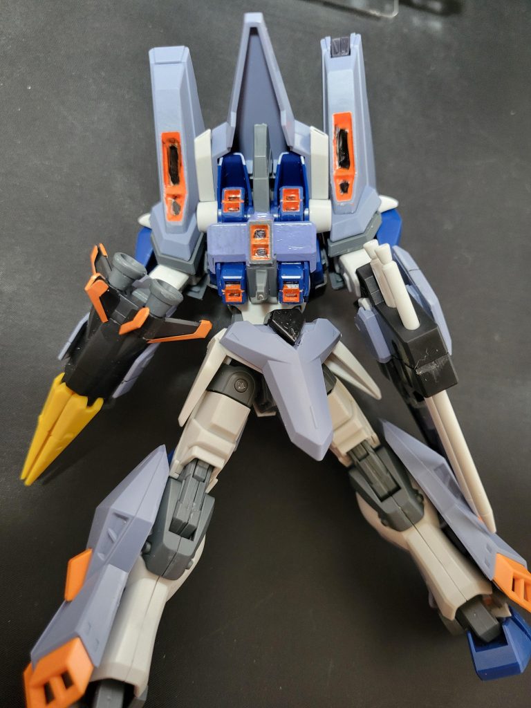 本キットの最大の関門というべきポイントの背部のスラスターを塗装しました。下地からやってたので慎重に進めたつもりですが、少しはみ出してしまいました。