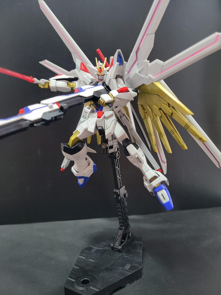 劇中ではストライクフリーダム弐式からマイティーに換装したので、ビームライフルは連結します。ビームサーベルは個体差なのか、腰に付けてるのはポロリしちゃってポージングに苦労しました。