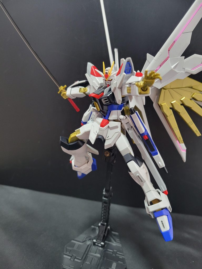 ビームサーベルの他に対艦刀フツノミタマを持って3刀流になったのは驚きましたね。対艦刀といえばシュベルトゲベールのイメージでしたが、C.E.の技術力は凄いですね。