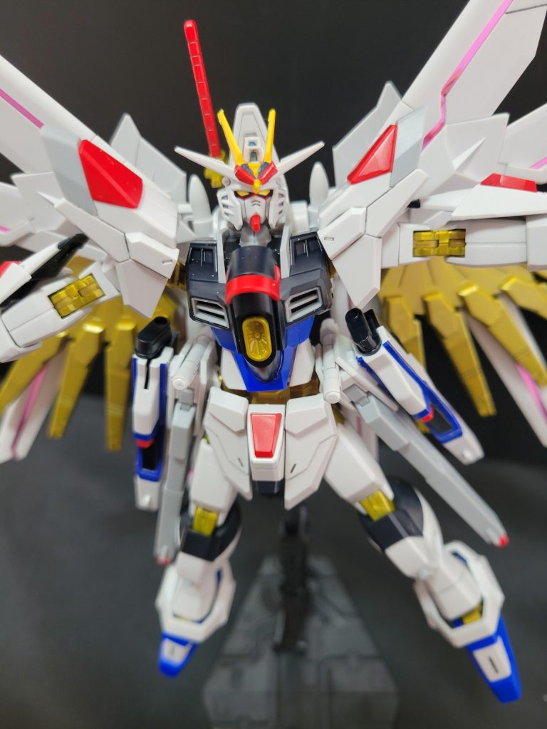 説明書にも書いてあるインチキ装備のディスラプターは差し替えです。アンテナは尖らせる加工を施しているので、交換作業は慎重に行いました。