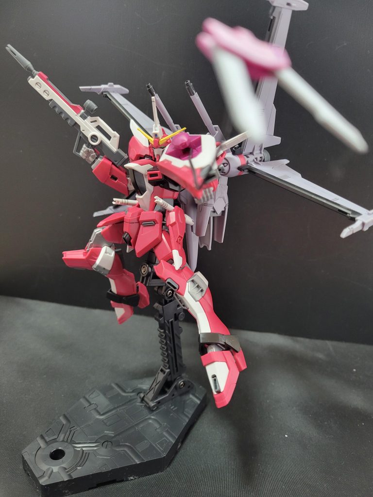 私がジャスティスの武器で一番気に入ってる「グラップルスティンガー」もリード線で飛ばせます。名前カッコよすぎじゃないと思いませんか?グラップルスティンガー