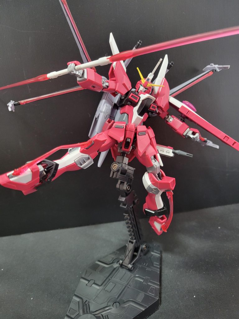 蹴りのビームエフェクトもインフィニットジャスティスの特徴ですね。取り付ける時に無理矢理付けちゃったので曲がってしまいました。