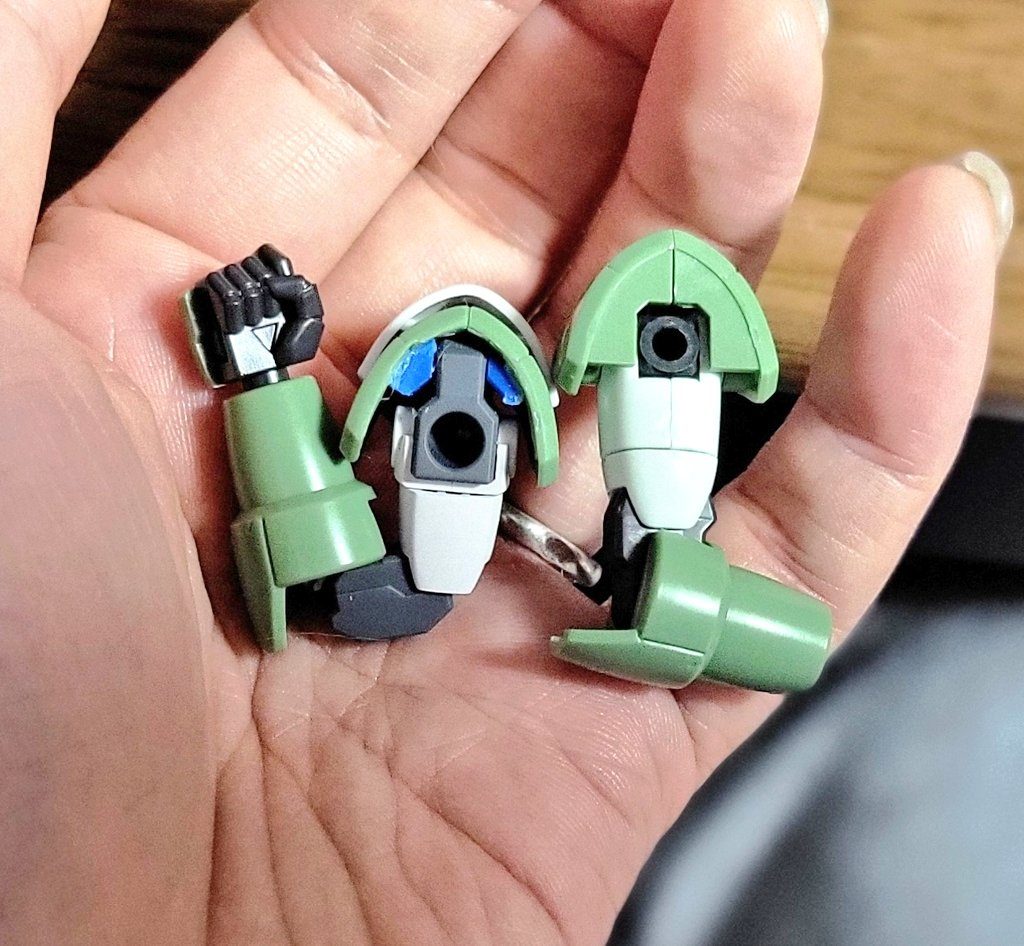 左はSEEDアクションシステム移設後。右はジンハイマニューバそのまま キットの進化を感じますねー