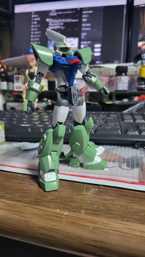 素体を移植。このままだと肩幅が狭いガンダム体型になってしまうので、この後胴体はほぼ新造になりました。