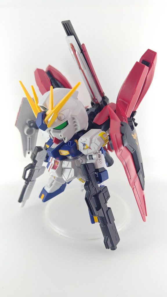 全身写真。改造はバックパックで、ロングレンジフィンファンネルとダブルホーンファンネル×2、シールド×2を同時に装備できるようにしました。