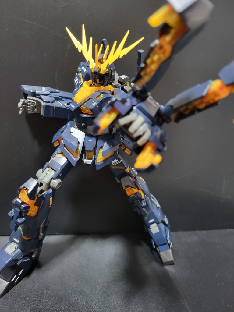 アームド・アーマーVNの展開モードです。この見た目が凶悪な武器は、バンシィの特徴的な武器の1つですね。マリーダさんの「お前もガンダムか！」は印象的でした。