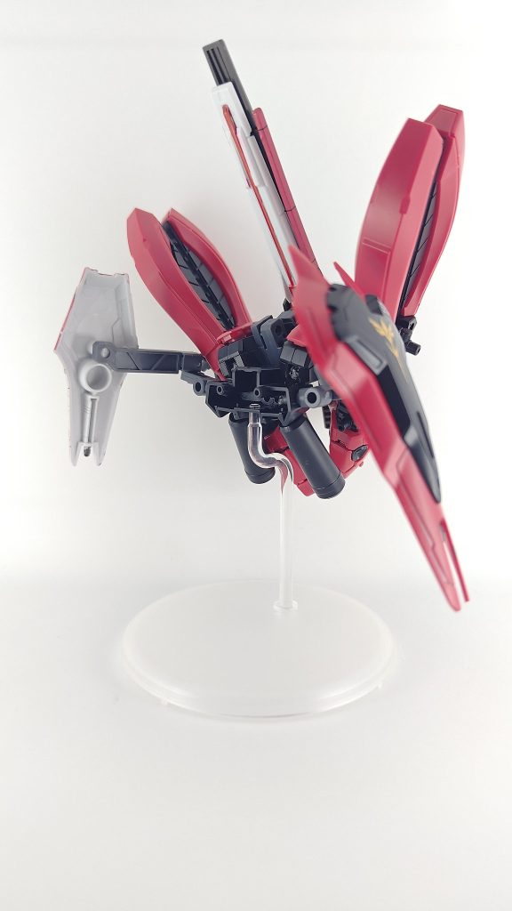 バックパックの写真。サザビーのバックパックをベースに3mm穴を3箇所開けて、3つのサブアームを介してシールド×2とロングレンジフィンファンネルを取り付けられるようにしました。(サブアームはコトブキヤのフォールディングアームを1セット使用しました。)