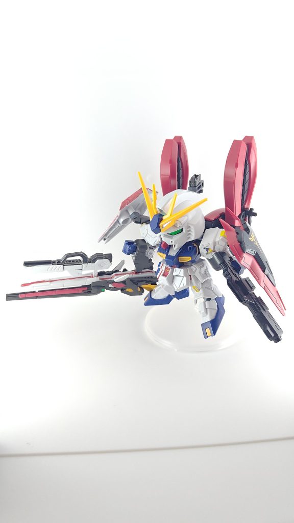 あとは適当に写真を何枚か。ロングレンジフィンファンネルは設定通り腕に取り付けられます。ビームライフルも合体させると空間の隙間が埋まっていい感じ。