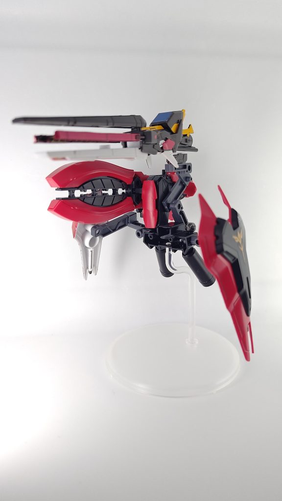 手前のダブルホーンファンネルを外した写真。ロングレンジフィンファンネルは折りたたんでいたサブアームを変形させて正面に向けています。ダブルホーンファンネルは接続基部の手前をニッパーでカットし、一度外して向きを変えて取り付けるとカチッと正面に向けることができました。(接続基部がゆるくなるのでセロハンテープで軸を太らせるなどの補強が必要です)。