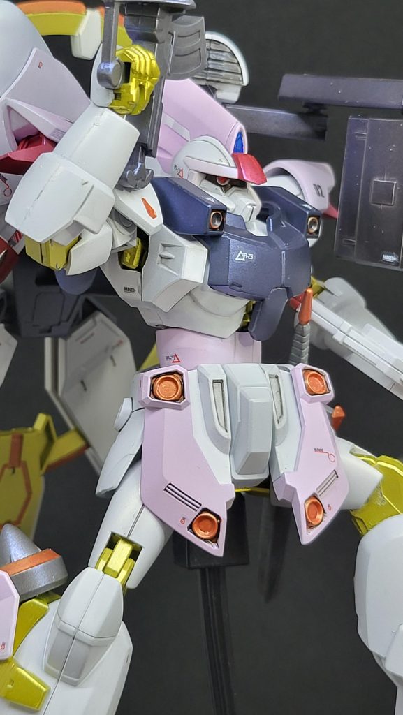 SEEDアクションシステムは大変優秀で、ロクに動けなかったジンが、ここまで表情のある動きをしてくれます。ちなみによく見るとですが、太腿と上腕はライジングフリーダムです。膝下と二の腕がジンの無骨なシルエットを担保してくれたかなとは思います。