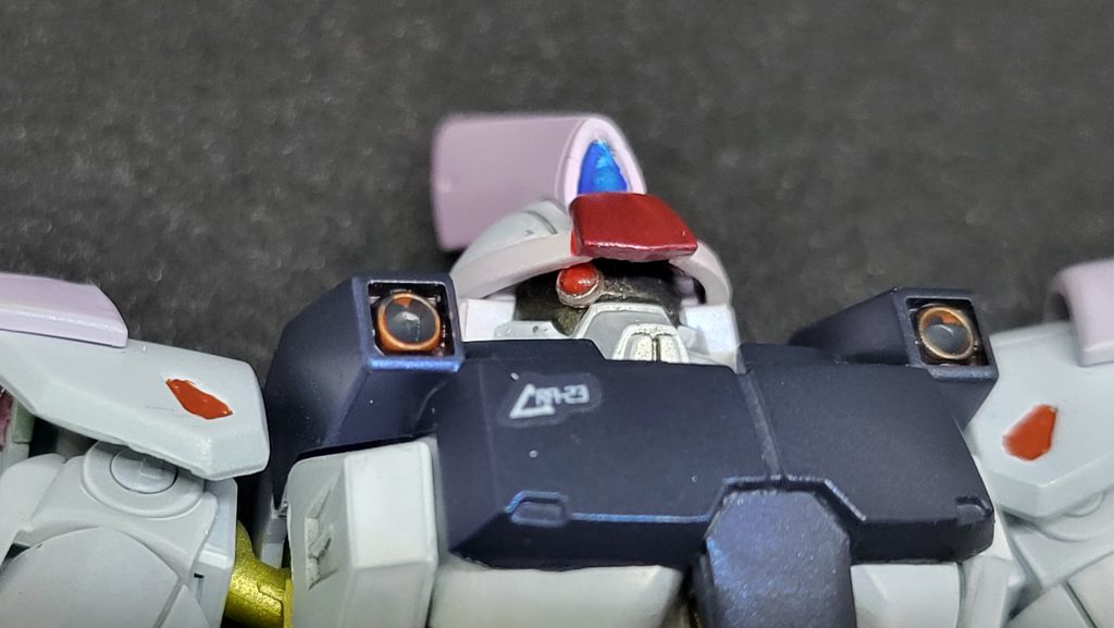 モノアイは新造ですが、全てネオジム磁石に作りました。モノアイの膨らみはクリアレジンを調色して使用。フェイスの裏側にもネオジムを三ケ所埋め込んであるので、正面と左右、程よい位置にモノアイが来るようにしてます。