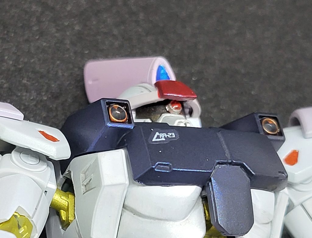 こちらがモノアイ正面のもの。実質軽く遊んで撮影する意味ではかっこいい角度三ケ所くらいに動かせたら十分なのかなぁとも思います。マスターグレードなら流石にぬるっと動いてほしいですけど、1/144なら良しです。