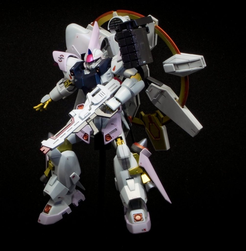 右肩はボールデンアームズのミサイルポッドです。ミサイルを吊るすアームを、程よい位置に動かせるように、左肩とは違う形状に改造してあります。