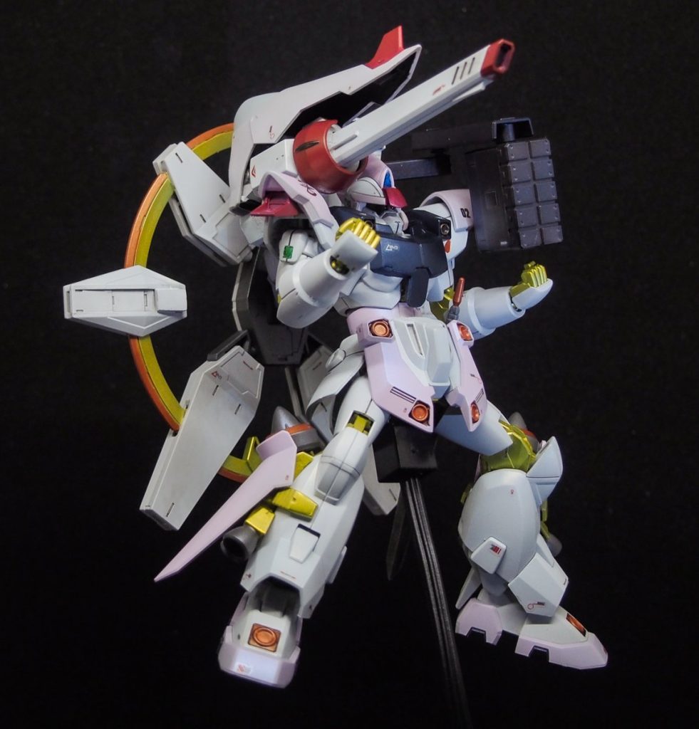 左肩にはジンの特徴的なバーニアを引き継ぎつつ武装に変えています。バックパック側の接続ピンを切除・移設することで普段は背面へ収納し、使用時には肩に担ぐ「サテライトキャノン方式」に可動させます。