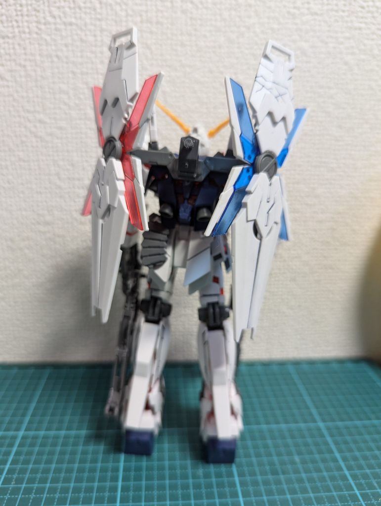 裏に試作用のジョイントを付けて武装を増やせるようにしました。 