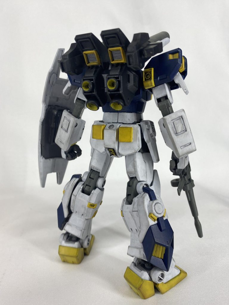 ビームサーベルラックを側面に移設腕部グレネードランチャーのオミットリアアーマーはEGガンダムのフロントアーマーを改造して移植尻のスラスターもスリット型からスポット型のものに変更