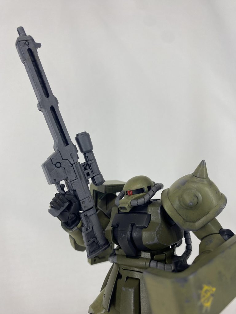 ビームライフルはシステムウェポンキットを小改造。攻略本を参考に、ガトー専用ゲルググの物とゲルググJの物の中間デザインと解釈してパーツを組みました。ゲームでは壁抜き撃ち可能で、ゲームバランス崩壊の最強兵器でした😅