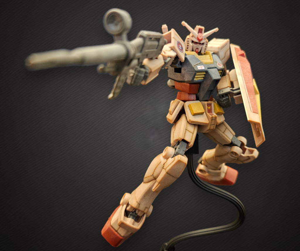 シールドとビームライフルを構えて。