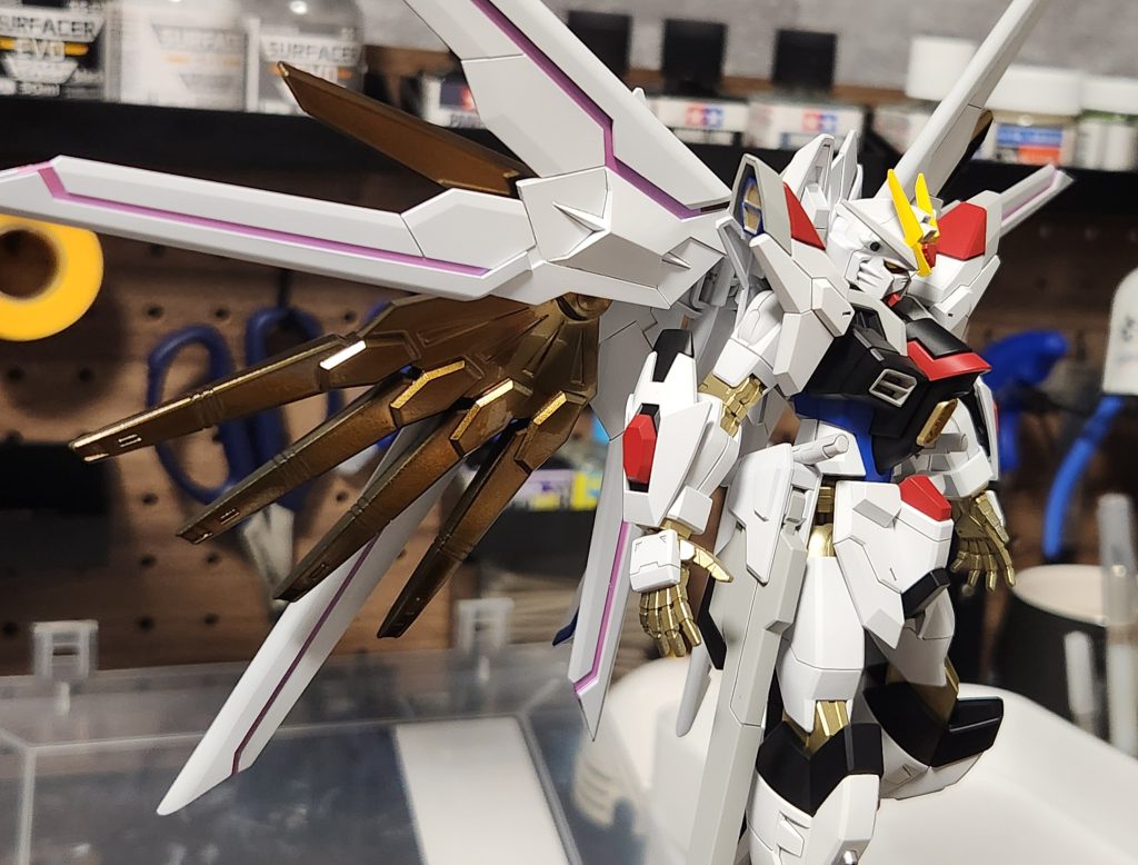 黒背景だと上手くゴールド部分の写真が取れなかったので追加