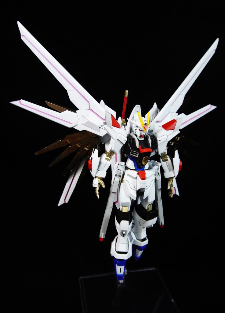 ピンク部分はガイアのパステルピンクチェリーブルーで塗装したので見る角度で色が変わります。