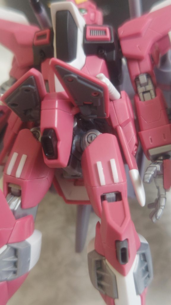 股間部が大腿部パーツに干渉するので色々カットしました。リアスカート裏には簡単な裏打ちを追加してます。