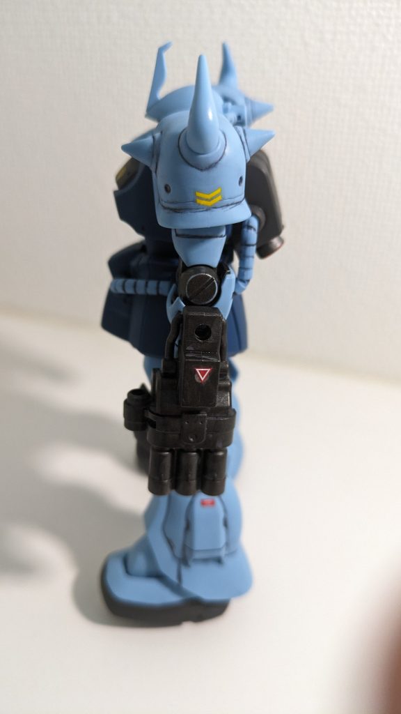 肩アーマーや足の合わせ目消しは綺麗に消せました。スジボリは結構ガタガタになってしまった。追加したスジボリはガイドテープを使ったにも拘わらず曲がったりしてる。マークセッターを使った▼シールを追加したら塗装が剥げた。